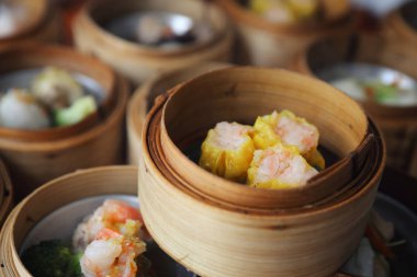 Dim sum ahşap sepeti, Çin yemeği üzerinde