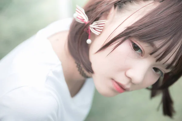 Retrato Chica Asiática Con Camisa Blanca Falda Buscando Naturaleza Aire — Foto de Stock