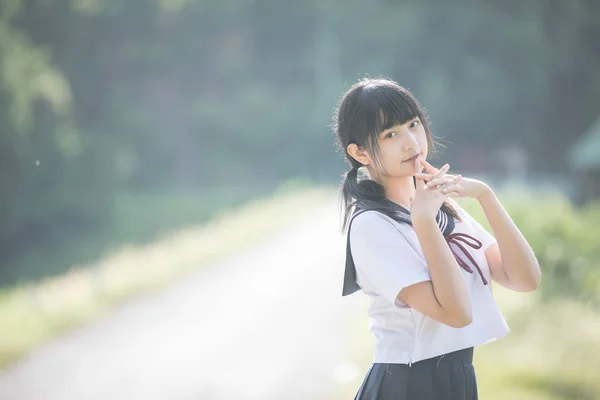 Porträt Der Asiatischen Japanischen Schulmädchen Kostüm Blick Auf Park Outdoor — Stockfoto