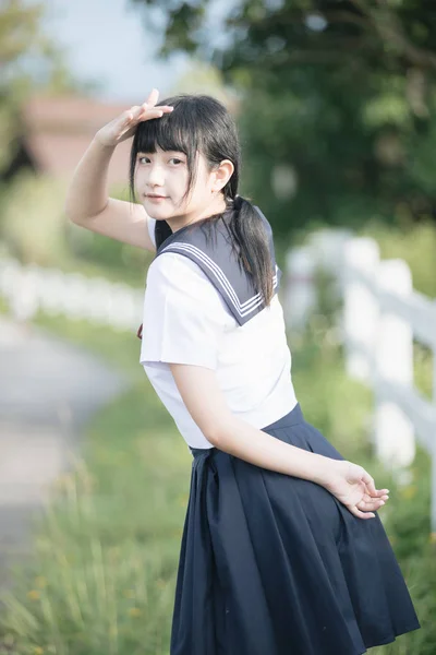 Retrato Asiático Japonês Escola Menina Traje Olhando Para Parque Livre — Fotografia de Stock