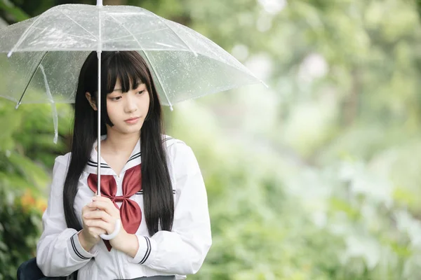 Porträt Eines Asiatischen Schulmädchens Das Bei Regen Mit Regenschirm Auf — Stockfoto