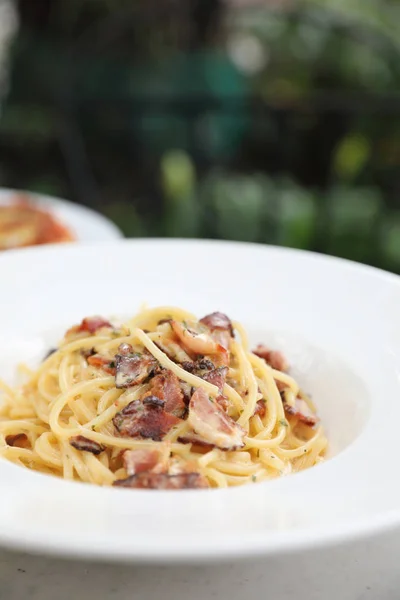 Spaghetti Carbonara Salsa Blanca Espagueti Con Tocino Queso Restaurante Aire —  Fotos de Stock