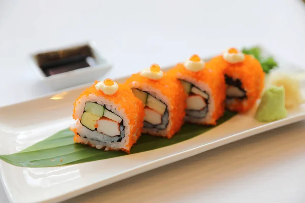 California Rollsl Sushi Med Ägg Gurka Avokado Färskost Röd Kaviar — Stockfoto