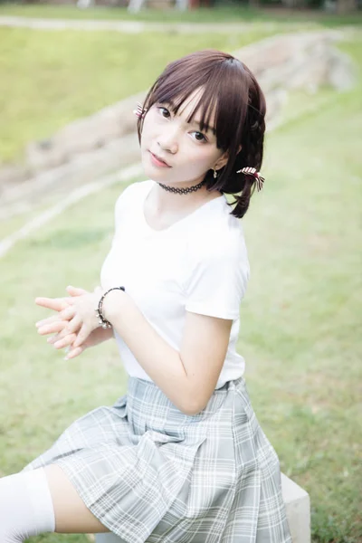Retrato Menina Asiática Com Camisa Branca Saia Olhando Natureza Livre — Fotografia de Stock