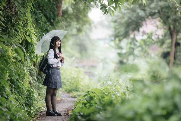 Retrato Niña Escuela Asiática Caminando Con Paraguas Pasarela Naturaleza Lluvia —  Fotos de Stock