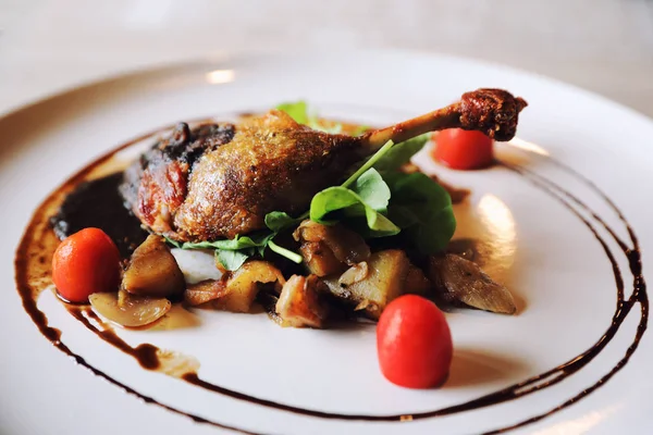鴨のコンフィ 鴨のロースト脚フランス料理 — ストック写真