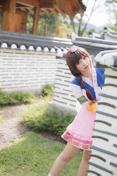 韩国公园韩服装年轻女子的画像和微笑 — 图库照片