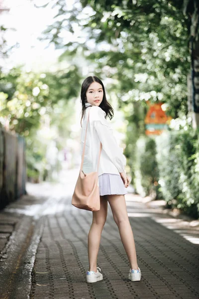 Πορτρέτο Του Κοριτσιού Από Την Ασία Λευκό Πουκάμισο Και Φούστα — Φωτογραφία Αρχείου