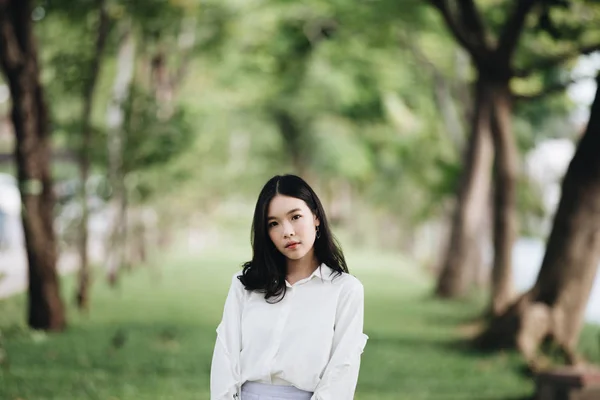 Portret Azjatki Dziewczyna Białą Koszulą Spódnicą Patrząc Plenerze Miejski Vintage — Zdjęcie stockowe