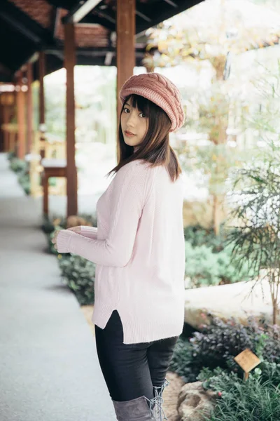 Ritratto Giapponese Stile Fasion Lana Cappotto Abito Moda Nel Giardino — Foto Stock