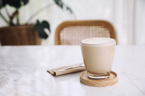 Cappuccino Eller Latte Konstkaffe Gjort Mjölk Träbordet Caféet — Stockfoto