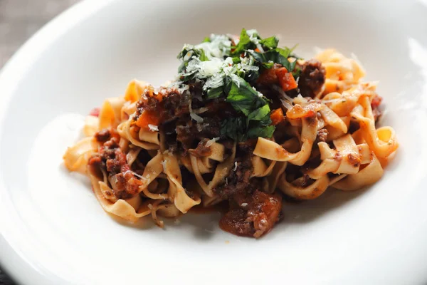 Pasta Fettuccine Boloñesa Con Salsa Ternera Tomate Sobre Fondo Madera —  Fotos de Stock