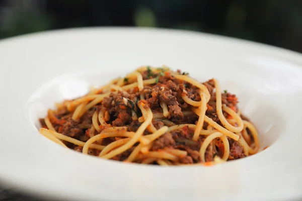 パルメザンチーズとバジルを添えてミンチビーフとトマトソースとスパゲティボロネーゼ イタリア料理 — ストック写真
