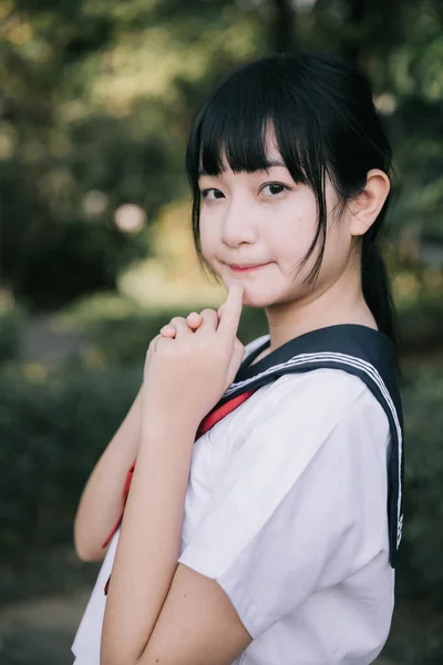 Porträtt Asiatiska Japanska School Girl Kostym Tittar Park Utomhus Film — Stockfoto