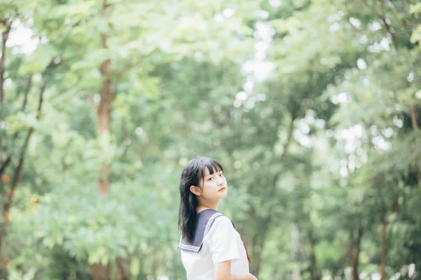 Πορτρέτο Της Ασίας Ιαπωνικά Σχολή Κοστουμιών Κορίτσι Ψάχνει Στο Πάρκο — Φωτογραφία Αρχείου