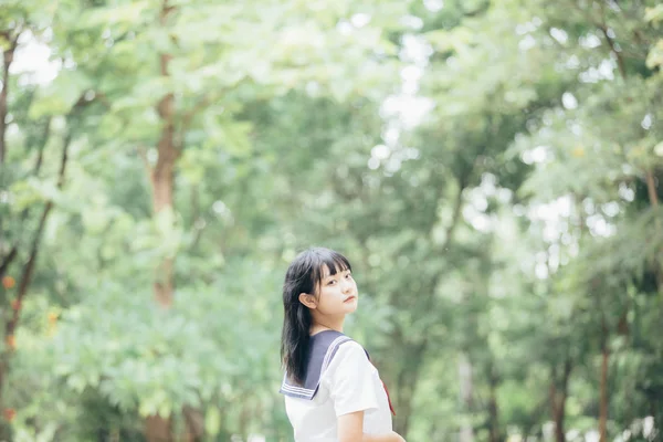 Retrato Asiático Japonês Escola Menina Traje Olhando Para Parque Livre — Fotografia de Stock