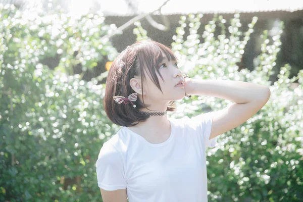 Retrato Menina Asiática Com Camisa Branca Saia Olhando Natureza Livre — Fotografia de Stock