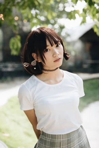 Porträt Eines Asiatischen Mädchens Mit Weißem Hemd Und Rock Outdoor — Stockfoto