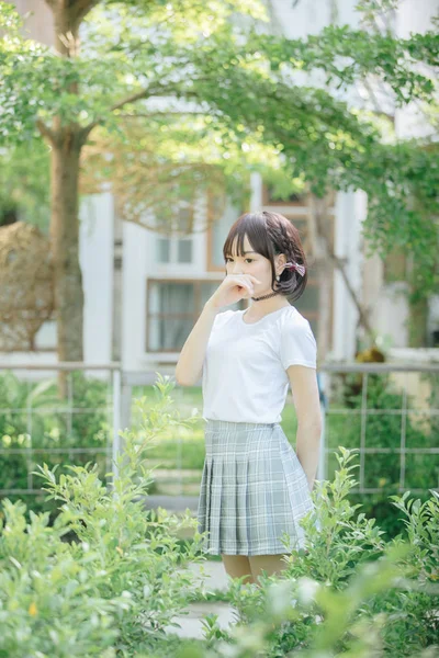 Retrato Menina Asiática Com Camisa Branca Saia Olhando Natureza Livre — Fotografia de Stock