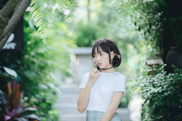 白いシャツとスカートを着たアジアの女の子の肖像画屋外自然ヴィンテージフィルムスタイル — ストック写真