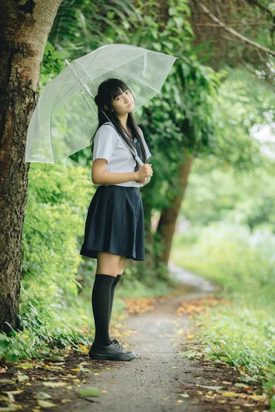 Asyalı Liseli Kız Ile Doğa Geçit Şemsiye Yağmur Üzerinde Yürüme — Stok fotoğraf