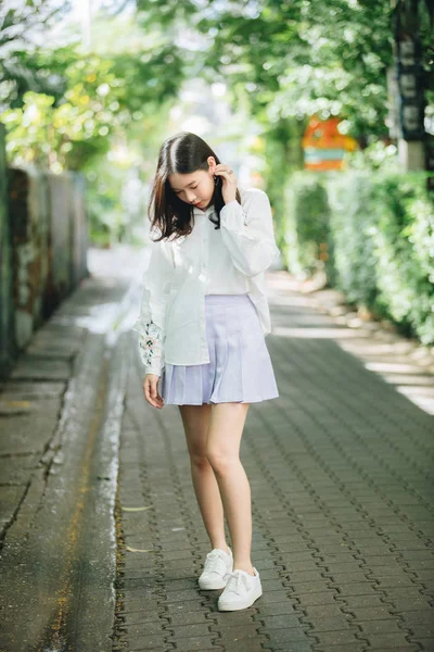 亚洲女孩的肖像 身穿白色衬衫和裙子 外型都市老式电影风格 — 图库照片