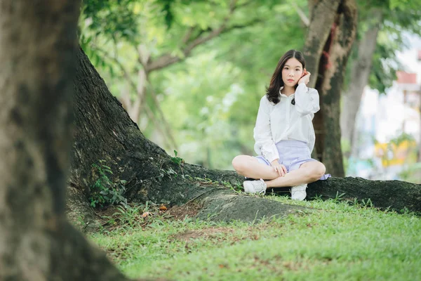 Портрет Азіатської Дівчини Білою Сорочкою Спідницею Дивлячись Сидячи Відкритому Повітрі — стокове фото