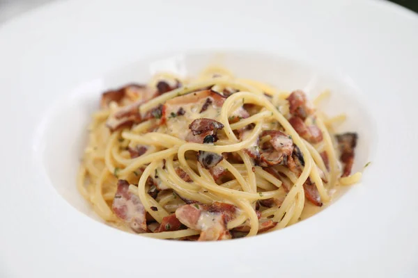 Špagety Carbonara Spaghetti Bílá Omáčka Sýr Slanina Venkovní Restaurace Italská — Stock fotografie