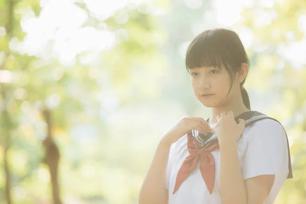 Retrato Asiático Japonês Escola Menina Traje Olhando Para Parque Livre — Fotografia de Stock