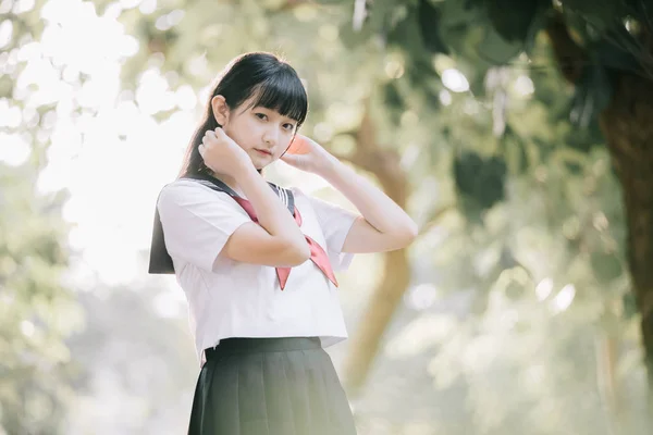 Porträt Der Asiatischen Japanischen Schulmädchen Kostüm Blick Auf Park Outdoor — Stockfoto