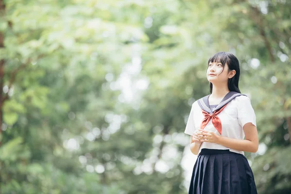 Retrato Asiático Japonês Escola Menina Traje Olhando Para Parque Livre — Fotografia de Stock