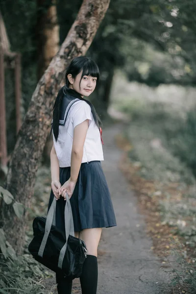 Portret Van Aziatische Japanse School Meisje Kostuum Kijken Naar Park — Stockfoto