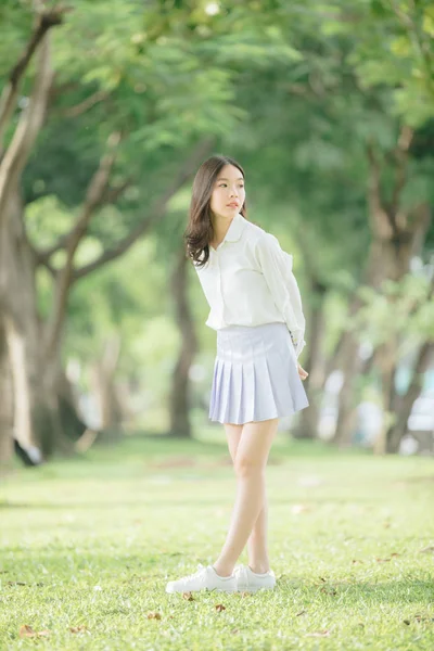 Retrato Chica Asiática Con Camisa Blanca Falda Buscando Naturaleza Aire — Foto de Stock