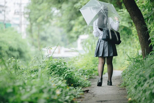 亚洲日本学校女孩服装的肖像看公园户外电影复古风格 — 图库照片