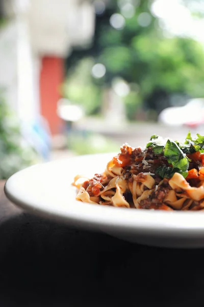 Pasta Fettuccine Boloñesa Con Salsa Ternera Tomate Sobre Fondo Madera —  Fotos de Stock