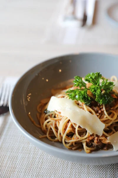 Espaguetis Boloñesa Con Carne Picada Salsa Tomate Adornada Con Queso —  Fotos de Stock