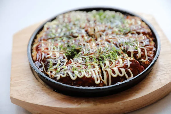 Comida Japonesa Okonomiyaki Pizza Japonesa Plato Madera — Foto de Stock