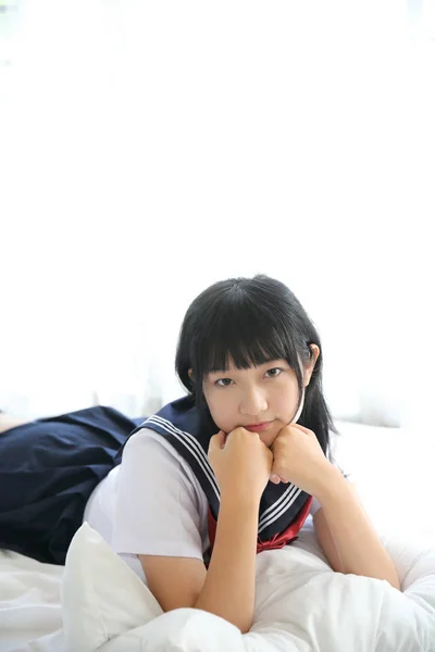 Beyaz Tonlu Yatak Odasında Japon Okul Kızı Portresi — Stok fotoğraf