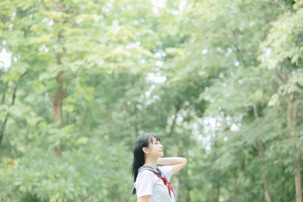 Retrato Asiático Japonês Escola Menina Traje Olhando Para Parque Livre — Fotografia de Stock