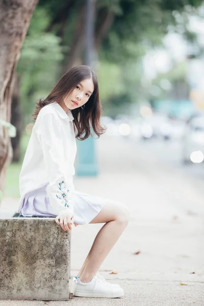 Portret Azjatki Dziewczyna Białą Koszulą Spódnicą Patrząc Plenerze Natura Vintage — Zdjęcie stockowe