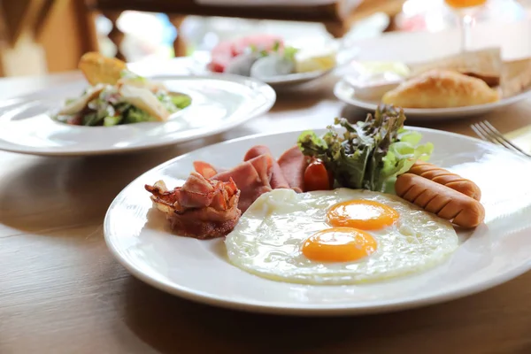 Café Manhã Conjunto Com Ovos Fritos Bacon Salsichas Feijão Torradas — Fotografia de Stock