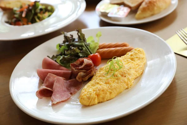 Ontbijt Set Omelet Met Worst Spek Salade Houten Achtergrond — Stockfoto