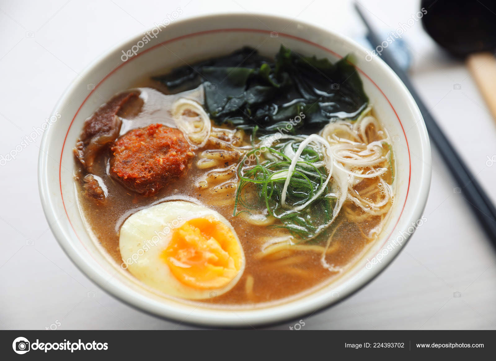 Sup Mie Jepang Ramen Dengan Mie Daging Babi Telur Rumput — Foto