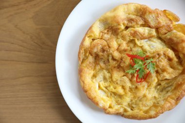 Omlet Tay tarzı ahşap arka plan üzerinde