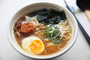 Ramen Japon şehriye çorbası gıda şehriye domuz eti yumurta yosun ile 