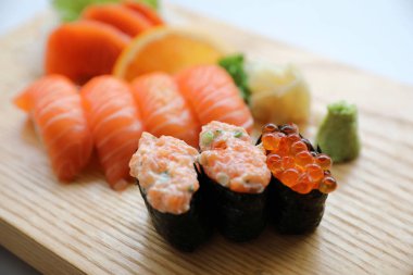 Somon suşi ve sashimi ahşap plaka Japon yemekleri