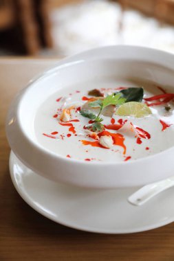 Tom kha gai çorbası, Tay Hindistan cevizi çorbası baharatlı ve ekşi sıcak çorba Tayland mutfaklarının Hindistan cevizi sütü ile