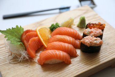Somon suşi ve sashimi ahşap plaka Japon yemekleri