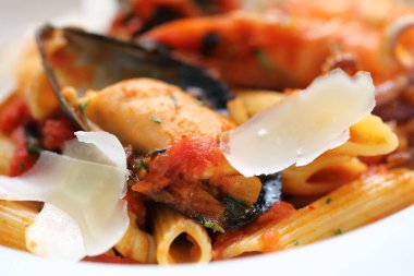 Deniz ürünleri penne makarna yakın çekim