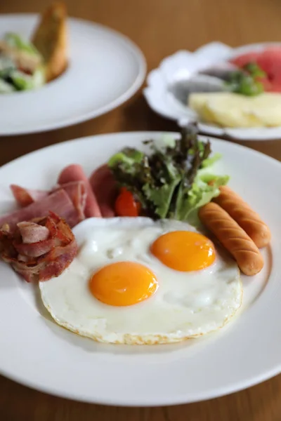 Sada Sázená Vejce Slanina Párky Fazole Toasty Čerstvý Salát Ovoce — Stock fotografie